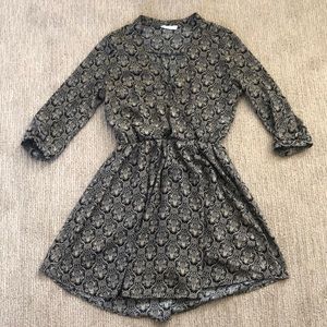 V-neck patterned dress with sleeves